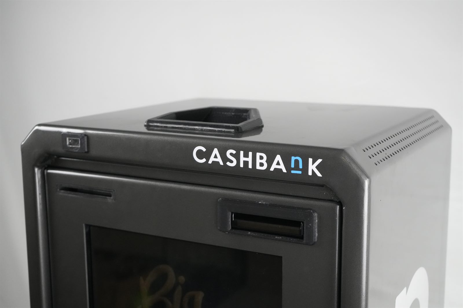 Detalle superior del CashBank con la letra n en azul