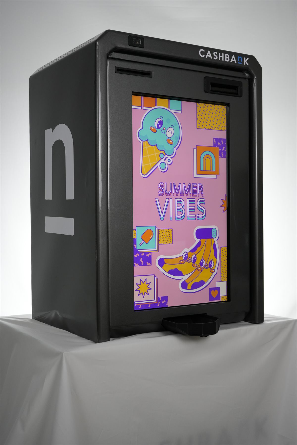 Pantalla vertical del CashBank mostrando publicidad
